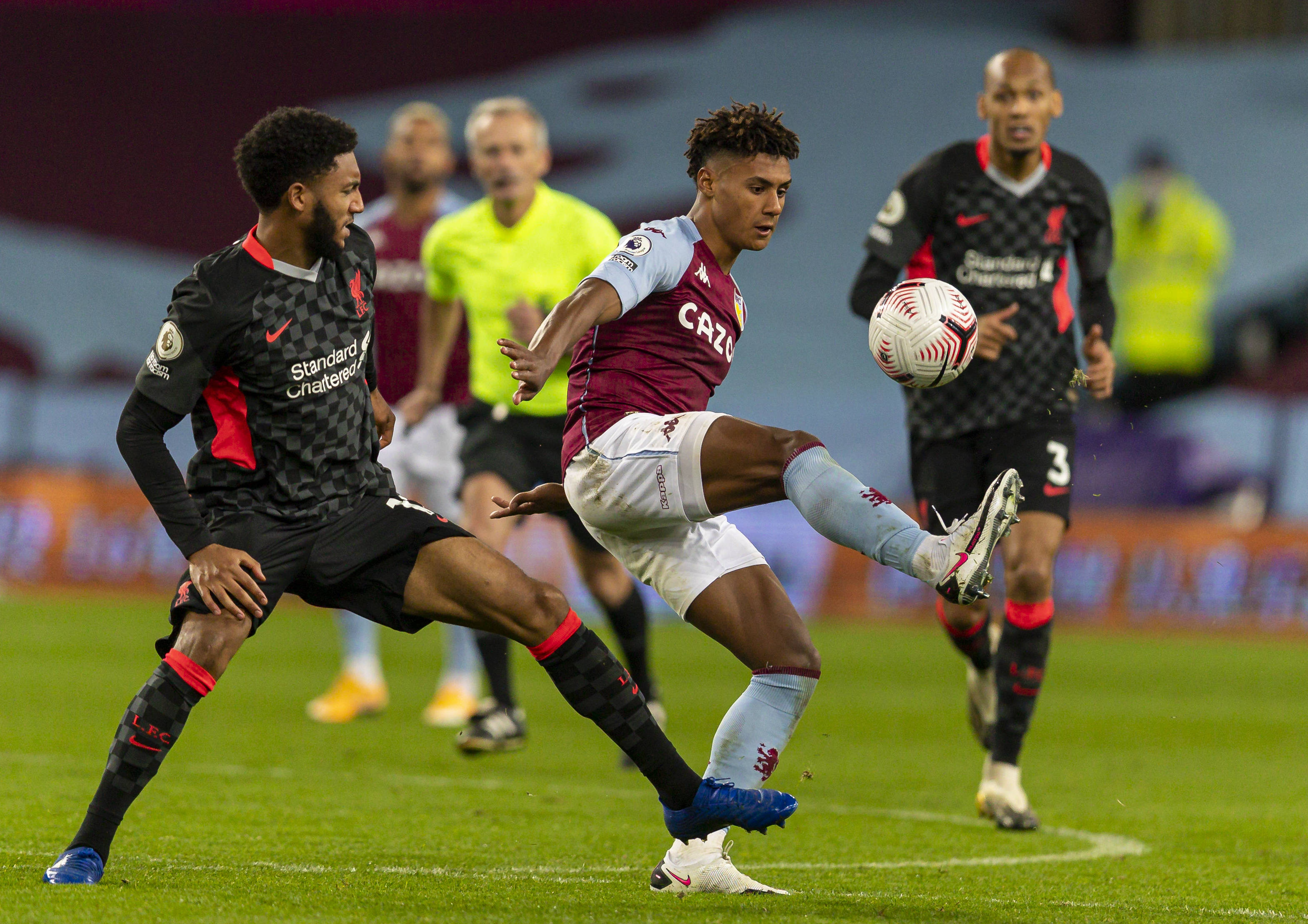 举足轻重地 举足轻重地